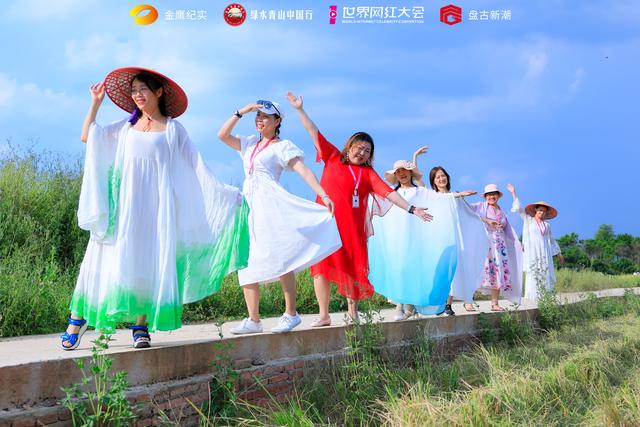 见证·下一个明星主播>组委会走进罗定市连州镇消费扶贫公益活动