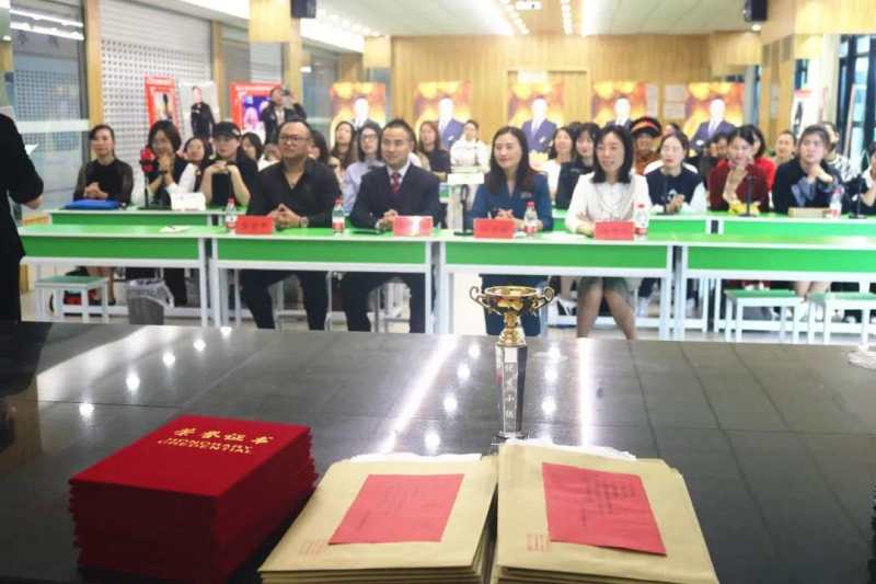 浙江台州路桥区巾帼主播进修学院首期学员毕业典礼