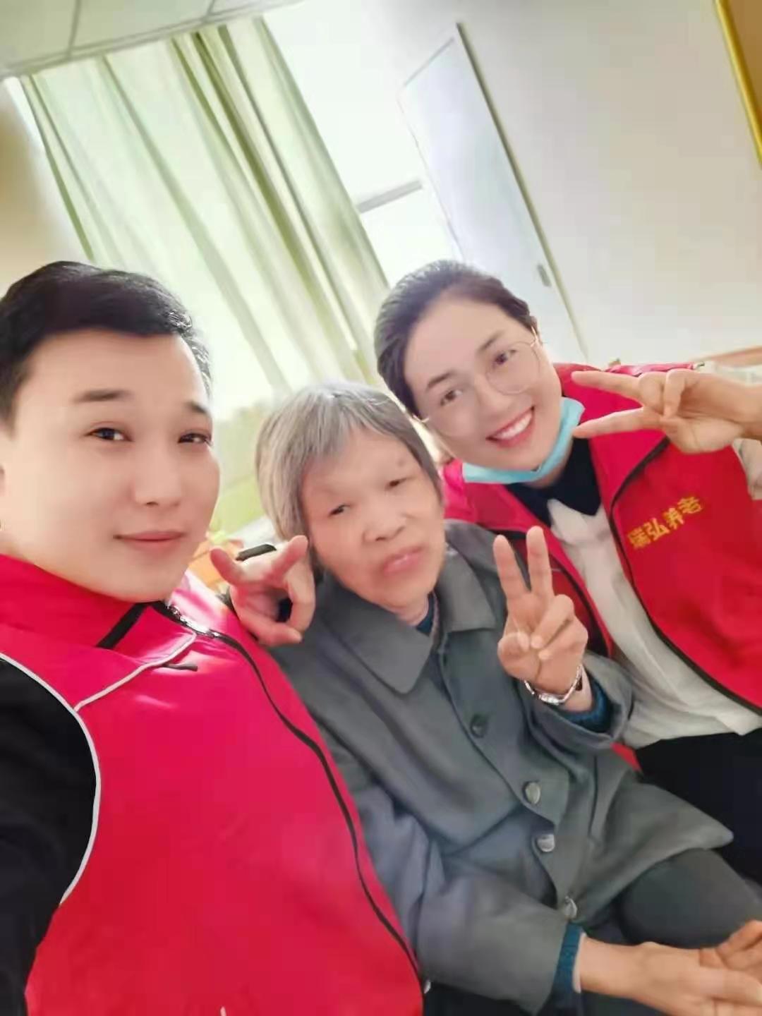 暖冬行动送温暖 慈善关爱老人心