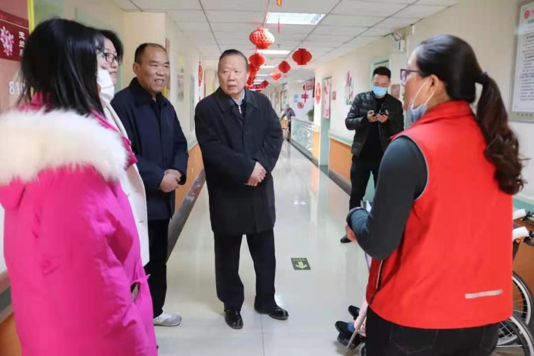 暖冬行动送温暖 慈善关爱老人心