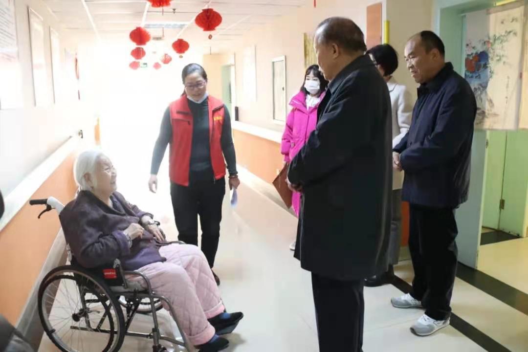 暖冬行动送温暖 慈善关爱老人心