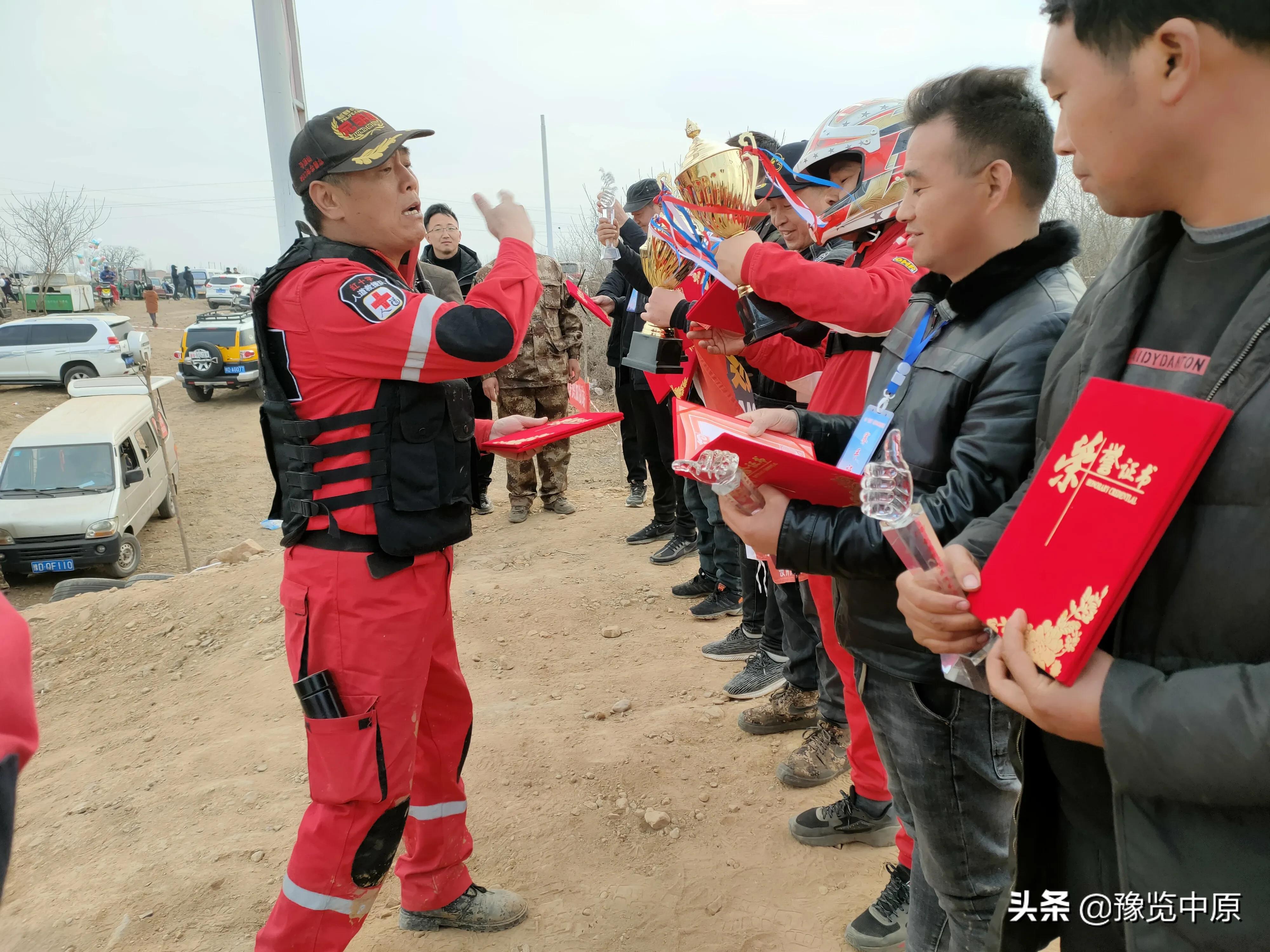 宝丰县举办首届农民汽车场地越野竞技赛
