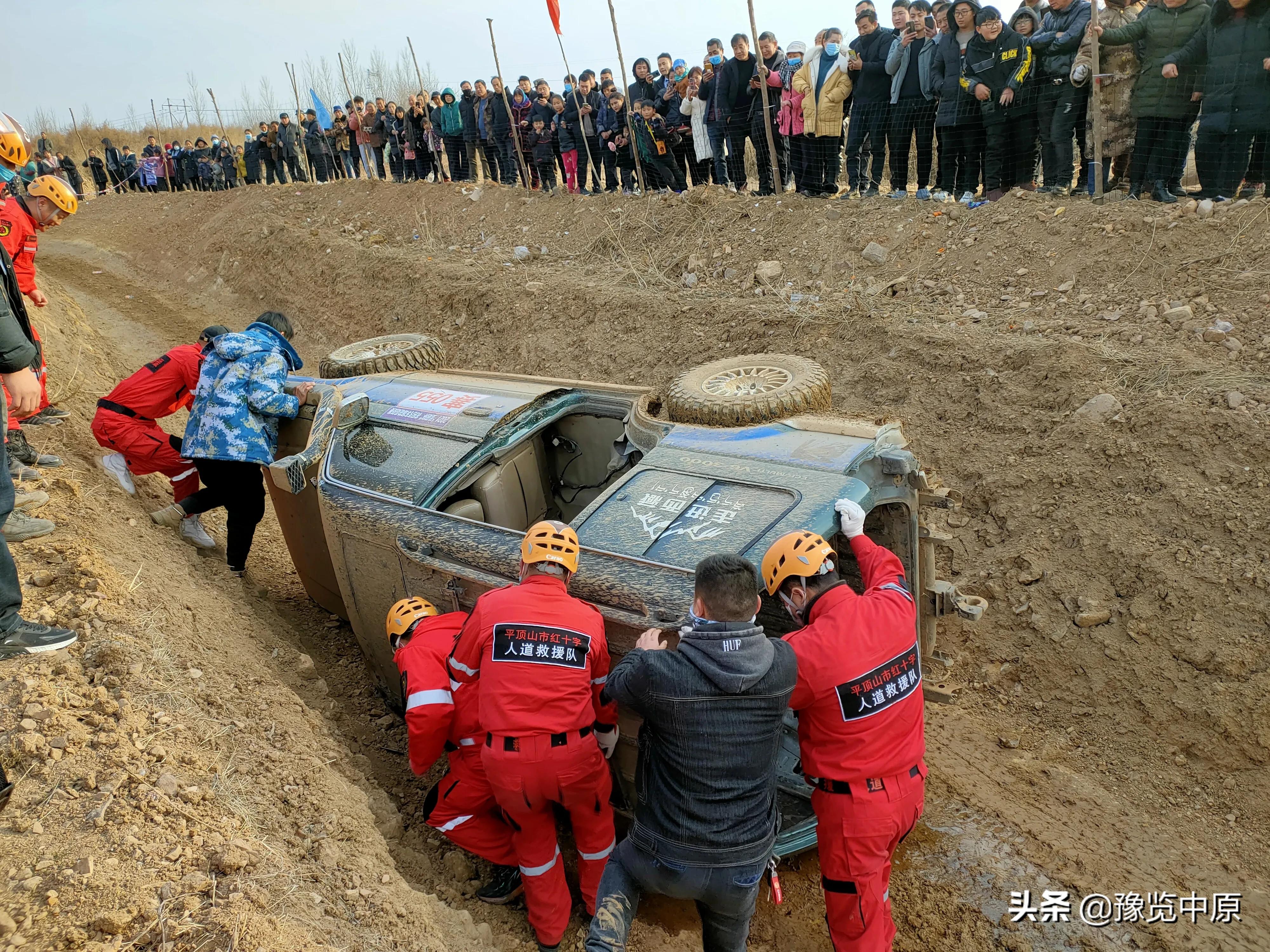 宝丰县举办首届农民汽车场地越野竞技赛