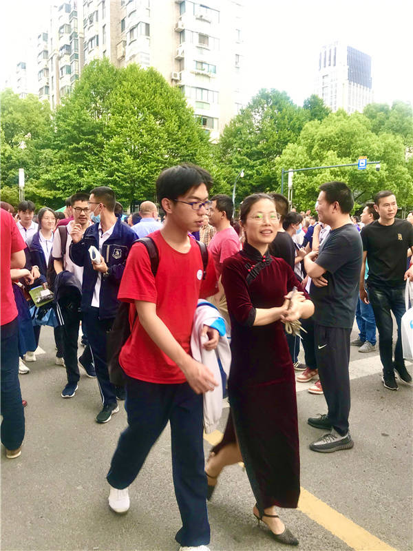 考场外的风景线