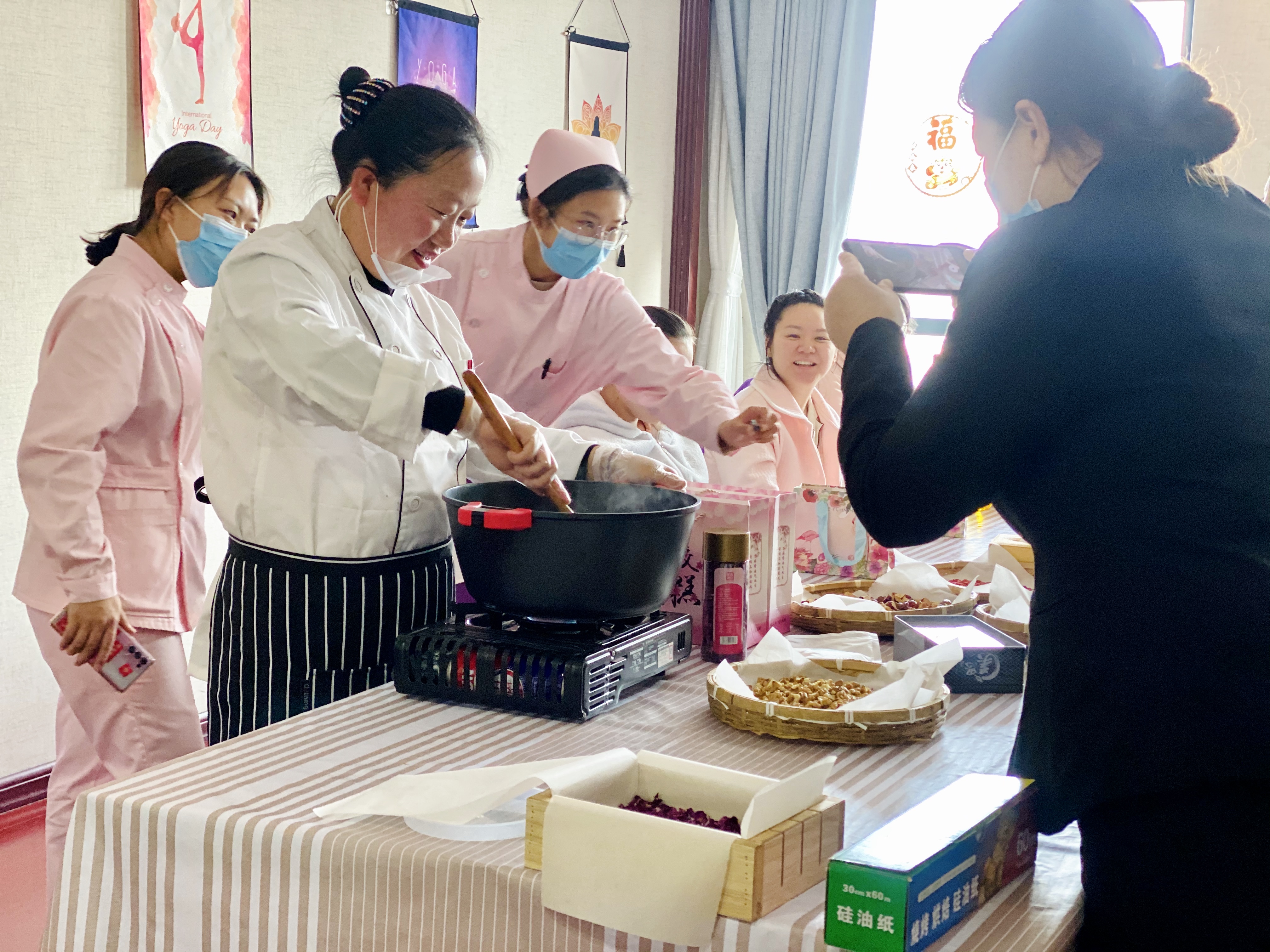 爱美丽手工走进安吉儿国际月子会所之“阿胶糕”熬制篇