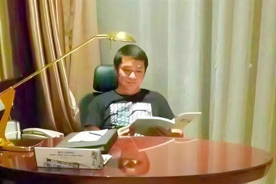 点击图片翻到下一页>> 务川县仡佬族诗人邹武作品:《与天空说情话》